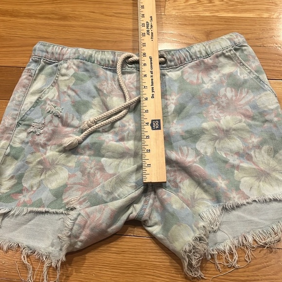 Aerie women’s floral tropical distressed shorts size medium. - Picture 4 of 11